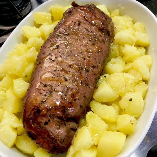 Filé mignon suíno ao forno com batatas coradas